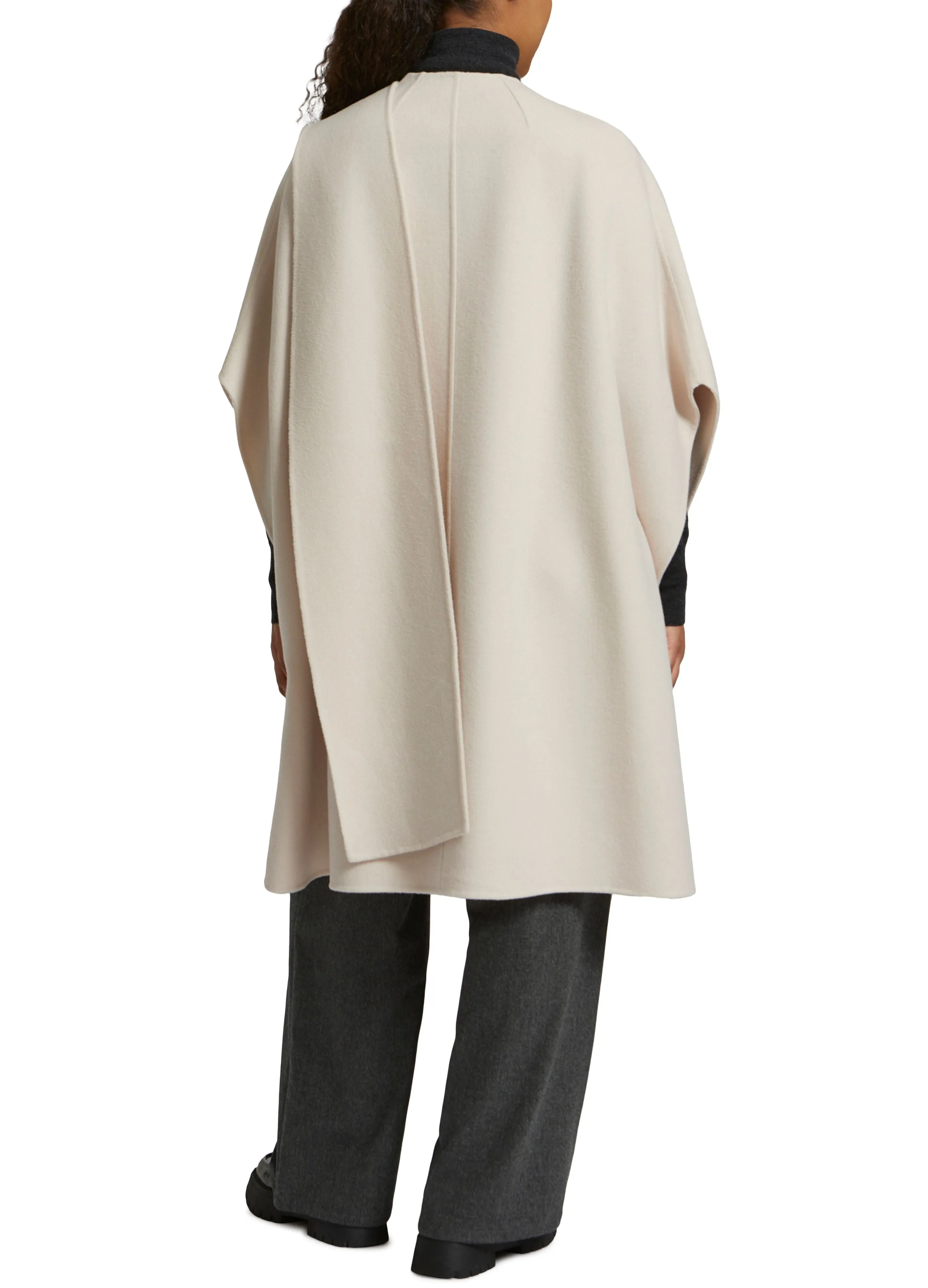 Cashmere wool cape with over-pockets in mink fur